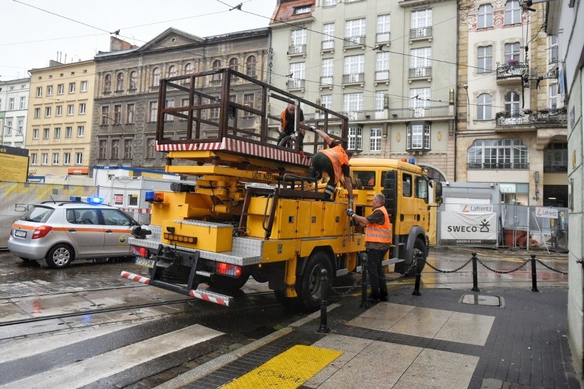 W trakcie przebudowy ulicy Święty Marcin doszło do zerwania...