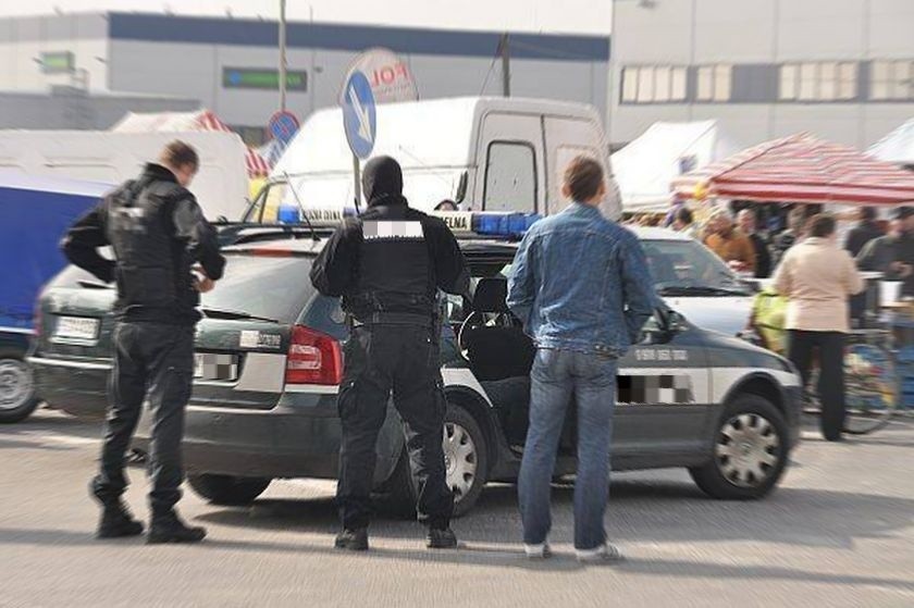 Policyjna akcja na giełdzie samochodowej w Łodzi przy ul. Puszkina [ZDJĘCIA]