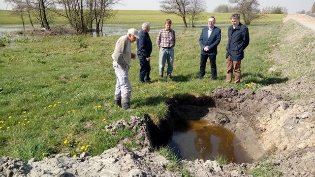 O problemie zasypanych rowów melioracyjnych informowaliśmy w czerwcu 2019 r. Woda, nie ma gdzie spłynąć, zalewa zatem posesje osób mieszkających wzdłuż drogi Stolno-Wąbrzeźno