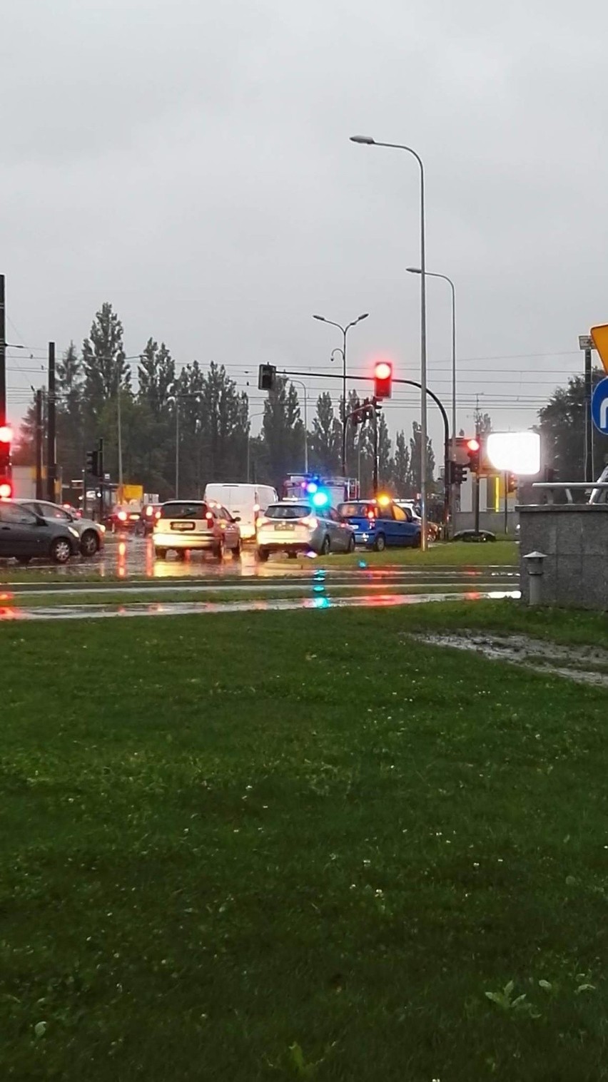 Wypadek na rondzie Czyżyńskim. Pijany złodziej zablokował ruch tramwajowy w Krakowie [ZDJĘCIA]