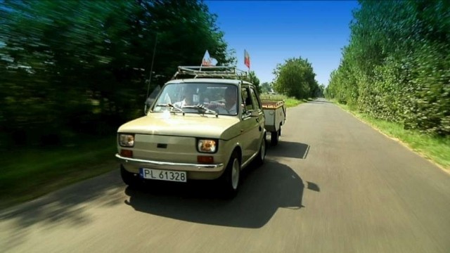 Polski Fiat 126p z przyczepą namiotowąWybory Najpiękniejszego Pojazdu Zabytkowego Wielkopolski