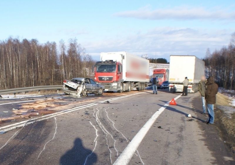 Droga krajowa zablokowana przez 2 godziny [ZDJĘCIA]. Karambol