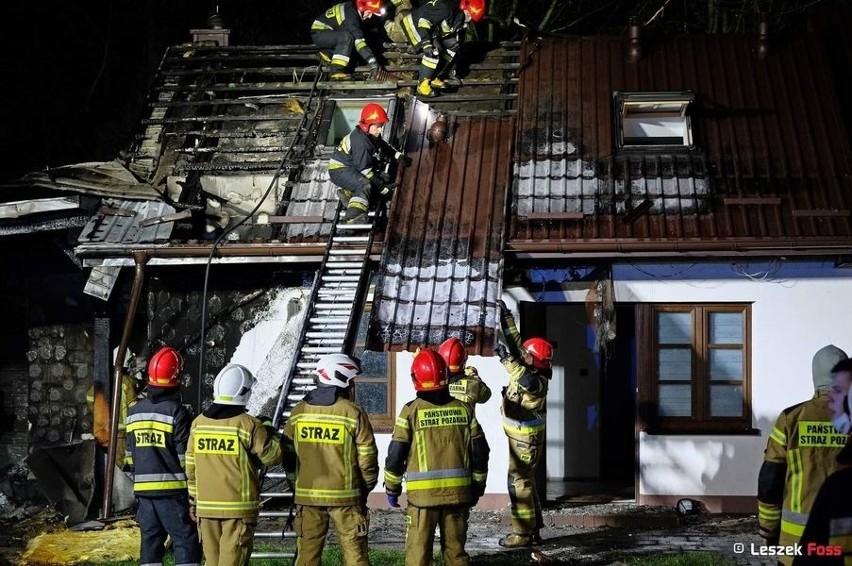 Strażacy walczyli z pożarem domu jednorodzinnego w...