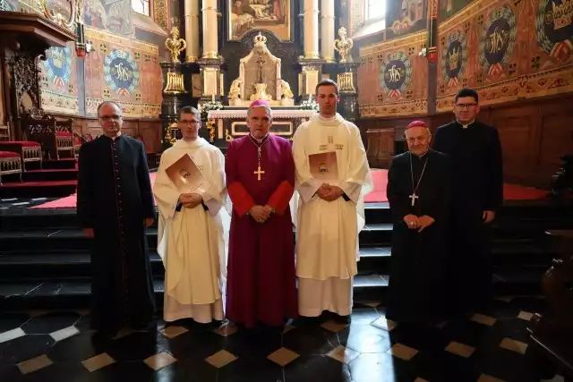 W bazylice katedralnej w Sandomierzu dwóch diakonów przyjęło święcenia kapłańskie z rąk biskupa sandomierskiego Krzysztofa Nitkiewicza.
