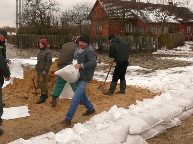 Sypanie piasku do worków w Burdzach.