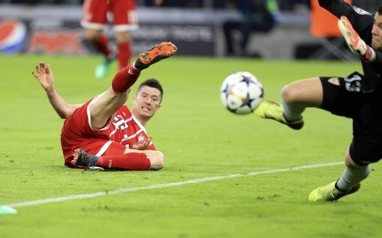 Bayern Monachium - Sevilla FC, Liga Mistrzów. Robert Lewandowski nie strzelił, ale Bayern zagra w półfinale [WYNIK MECZU, RELACJA]