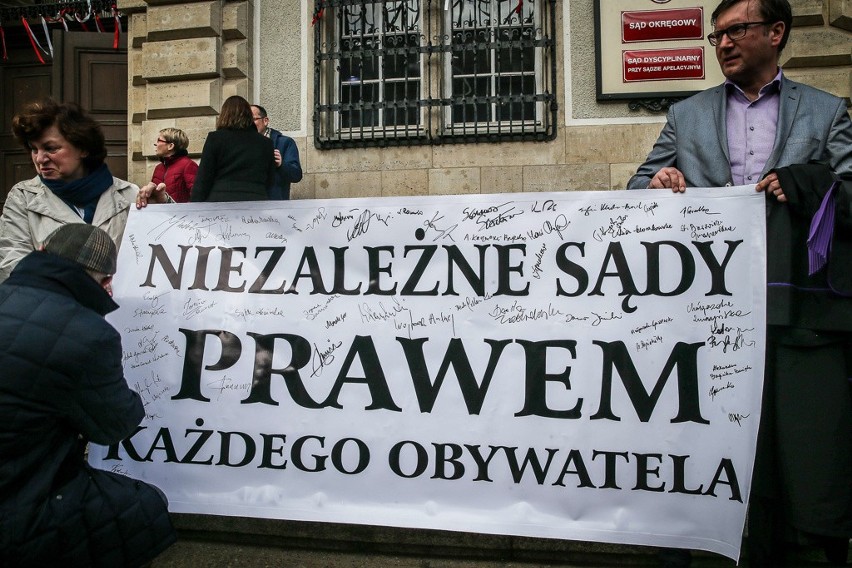 Sędziowie z Gdańska wyszli przed sąd