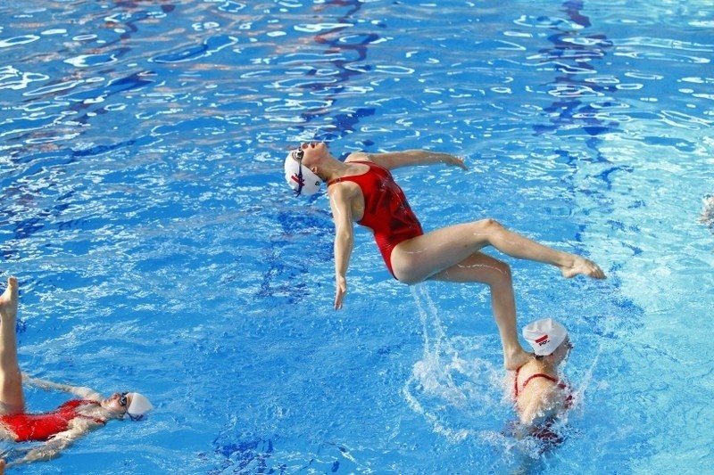 Wtorkowy trening pływania synchronicznego.