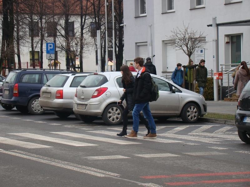 Osiek. Niebezpieczne przejście dla pieszych przed urzędem. Auta na parkingu zasłaniają drogę [ZDJĘCIA]