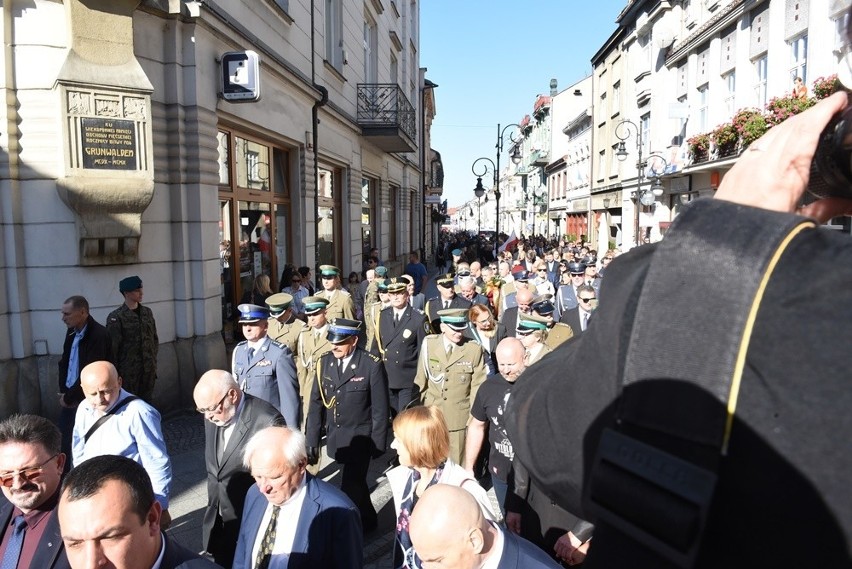 Nowy Sącz. Tłumy sądeczan na powtórnym pochówku gen. Bronisława Pierackiego