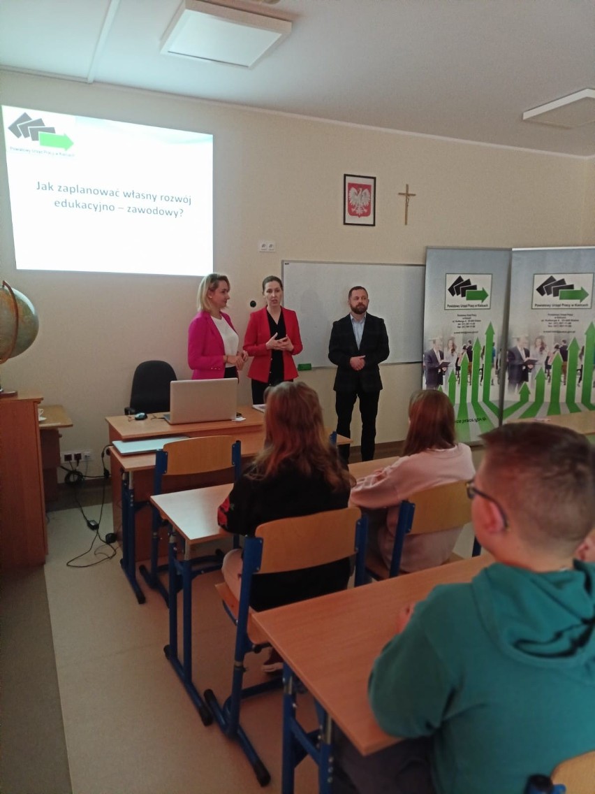 Doradzają uczniom w wyborze zawodu. Powiatowy Urząd Pracy w Kielcach odwiedził szkolę w Ociesękach. Zobacz zdjęcia
