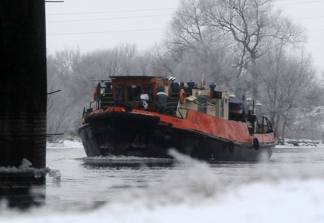 Lodołamacze cały czas walczą z zmrożonym śniegiem pomiędzy Kostrzynem a parkiem narodowym