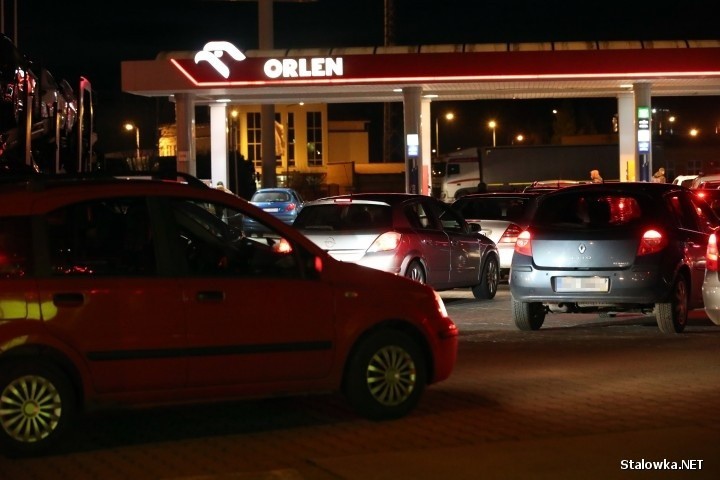 Szturm na stacje paliw w Stalowej Woli. Nikt nie patrzy na ceny (ZDJĘCIA)