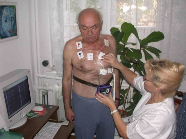 - Halina Bilińska, technik EKG zakłada pacjentowi Zbigniewowi Koziorowi rekorder, który przez 24 godziny będzie zbierał dane o pracy jego serca.