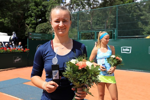 Barbora Krejcikova pierwszą tenisistką, która dwa razy wygrała turniej tenisowy Bella Cup w Toruniu. Czeszka edycję 2018 przeszła jak burza, tylko w 2. rundzie miała kłopoty i oddała jedynego seta w turnieju W finale czekała na nią 21-letnie Słowaczka Helena Sramkova, która wcześniej wygrała jedyne ich starcie w singlu w Trnavie dwa lata temu. Finał to właśnie ona zaczęła lepiej. Od razu przełamała Krejcikovą, prowadziła już 4:1 w pierwszym secie, miała nawet piłkę na 5:1. Potem chyba przestraszyła się ciemnych chmur nad kortem. Bardziej doświadczona rywalka przestała popełniał proste błędy, sama przełamała Słowaczkę i odrobiła straty. Inauguracyjną partię zakończyła asem. To był teatr jednej aktorki, a w drugim secie Czeszka panowała na korcie niepodzielnie. Grała spokojnie i cierpliwie czekała na błędy Słowaczki.Ostatecznie wygrała 7:5, 6:1.Polki też nieźle: po pięciu latach mieliśmy półfinał, a na deser triumf w deblu Mai Chwalińskiej i Katarzyny Kawy. Za rok 25. edycja Bella Cup. Organizatorzy i główny sponsor turnieju zapowiadają niespodzianki.