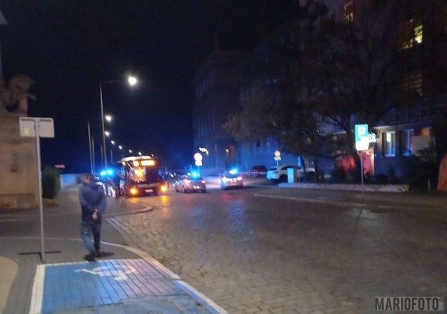 Pościg ulicami Opola za 67-latkiem. Mężczyzna zaczepiał kobietę, chciał rozjechać policjantów, a na końcu uderzył w autobus