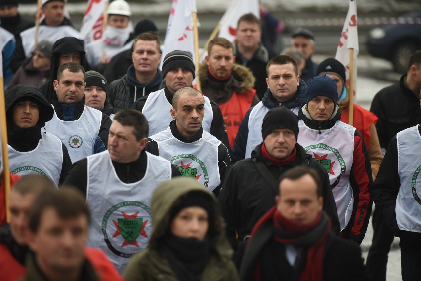 Protest górników przed kopalnią Boże Dary odbywał się pod...