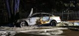 Poważny wypadek pod Tarnowem. Samochód stanął w płomieniach po uderzeniu w drzewo. Kilka osób zostało rannych [ZDJĘCIA]
