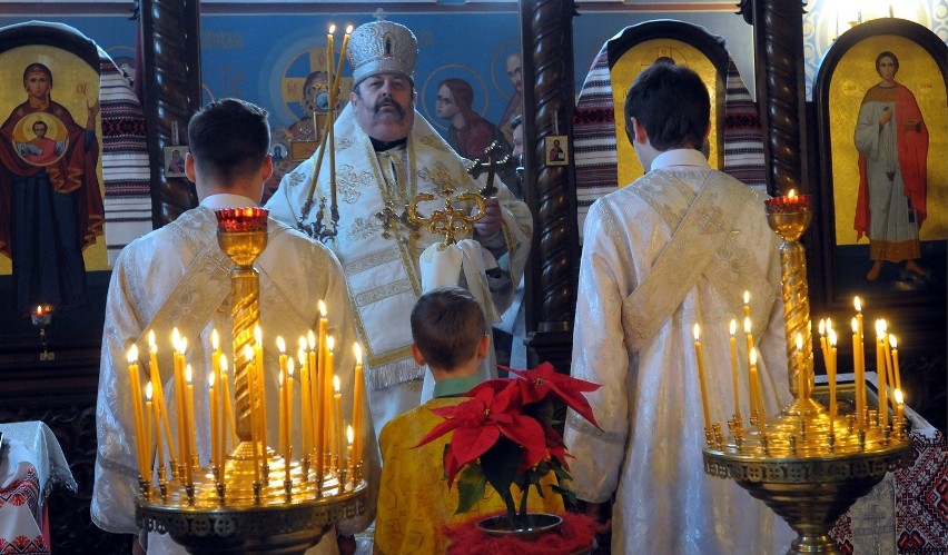 Wierni modlą się w cerkwii Podwyższenia Krzyża Pańskiego...