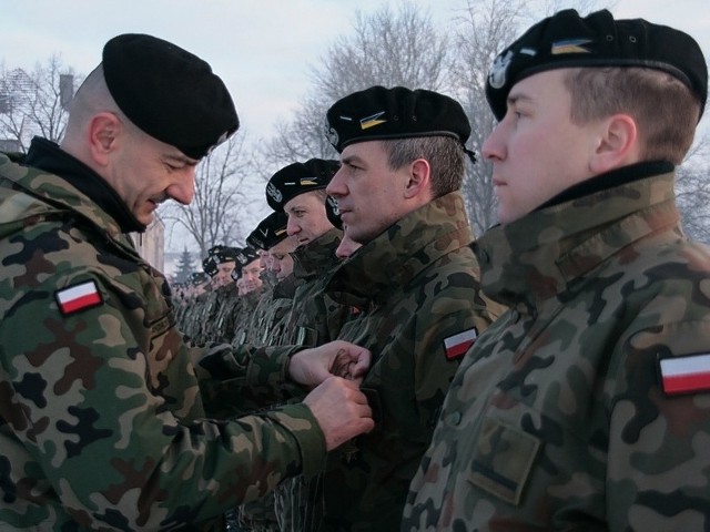 Gwiazdy Afganistanu wręczył żołnierzom m.in. generał brygady Rajmund T. Andrzejczak, dowódca 17. Wielkopolskiej Brygady Zmechanizowanej z Międzyrzecza (z lewej strony).