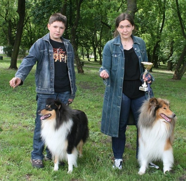 Agnieszka Szyc i jej syn Marcin z dumą pokazują swoje czworonogi. Owczarek szkocki collie o imieniu Alkazar Concollia (z prawej) zdobył puchar dla najlepszego psa w klasie championa. A pies Calipso (z lewej) jest maskotką drużyny harcerskiej &#8222;Watra&#8221; z Jedlni letnisko.