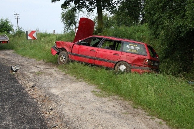 Kierowca passata, dojeżdżając w Daniszowie do wzniesienia drogi numer 79, stracił panowanie nad samochodem, zjechał na prawe pobocze,  a następnie do rowu i uderzył w skarpę ziemi.