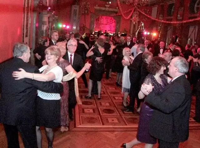 Doktor Jacek Haduch z żoną na balu w Wojewódzkim Domu Kultury.