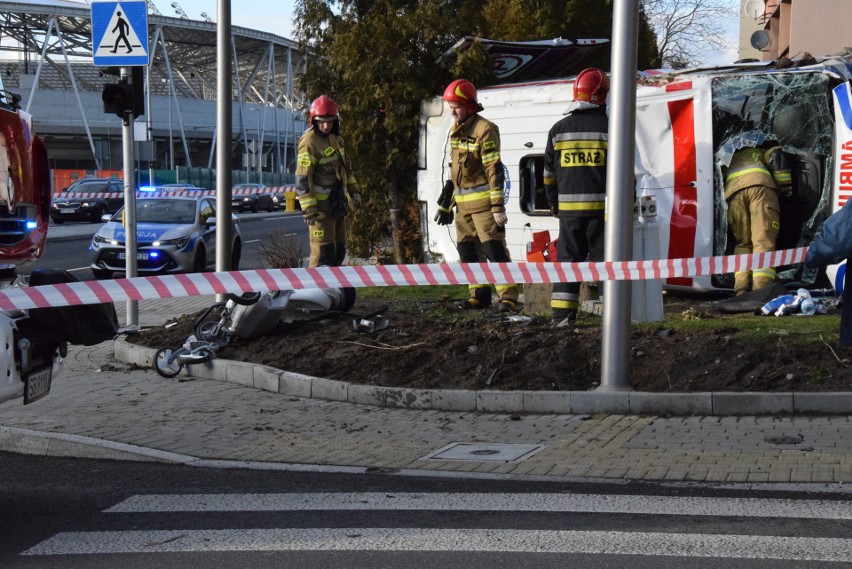 Do poważnego wypadku karetki i samochodu osobowego doszło na...