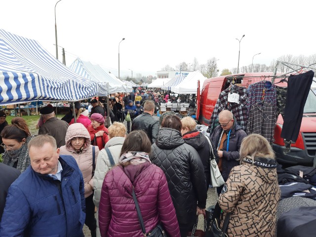 Frekwencja na targu w Wierzbicy był jak w każdą niedzielę bardzo duża.