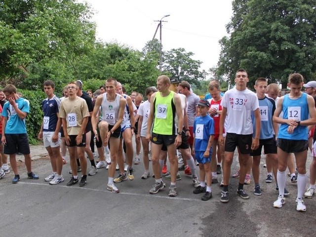 Zawodnicy przygotowują się do biegu. Tylko połowa trasy jest utwardzona, druga część to droga gruntowa, co znacznie utrudnia bieg.