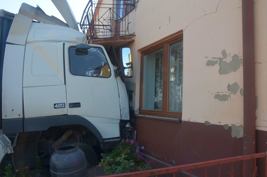 Wypadek w Klwowie. Ciężarówka wbiła się w dom