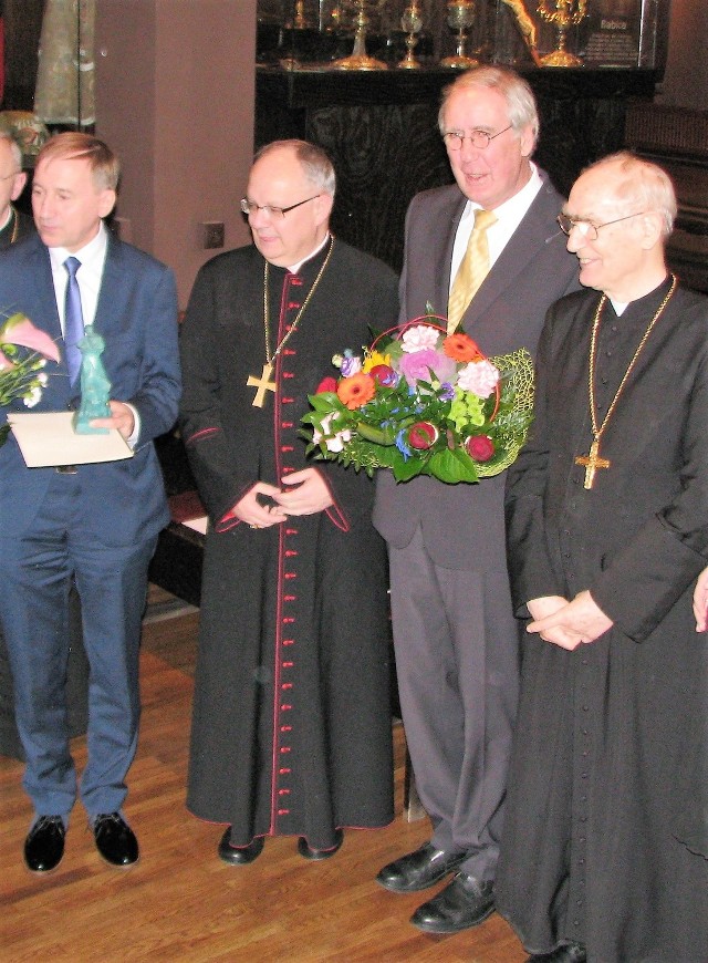 Na zdjęciu od lewej prof. Remigiusz Pośpiech, bp Andrzej Czaja, Antonius Hommelsheim i abp Alfons Nossol.