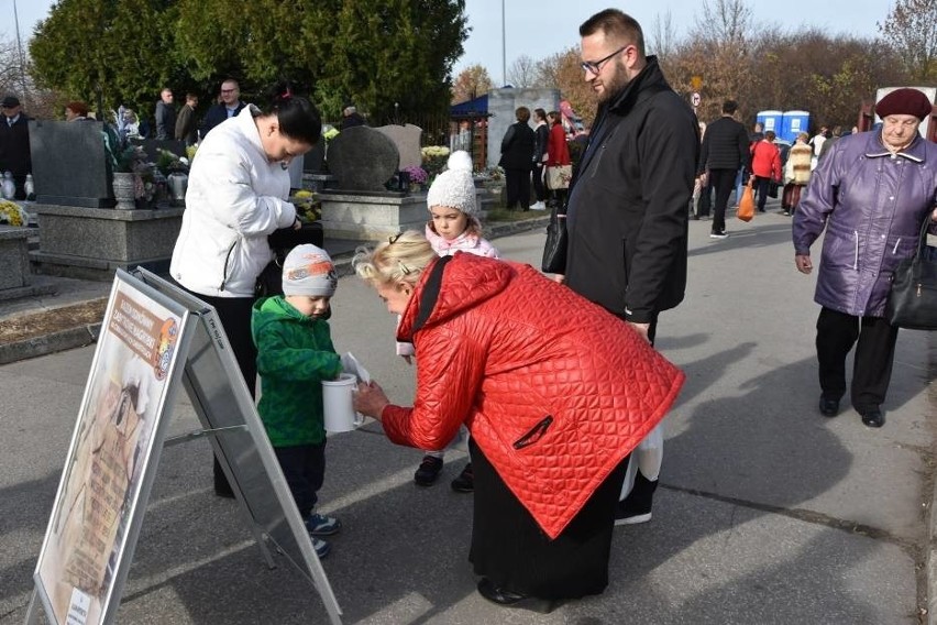 Udana kwesta na ratowanie zabytkowych nagrobków w Starachowicach. Zebrano ponad 12 tysięcy złotych