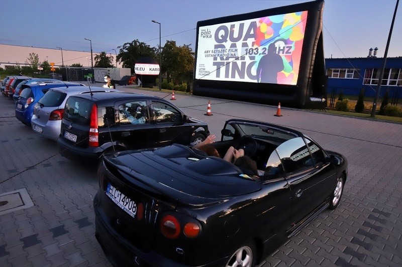 Zobacz, jak działa kino samochodowe w Łodzi. Polówka z filmami Quentina Tarantino