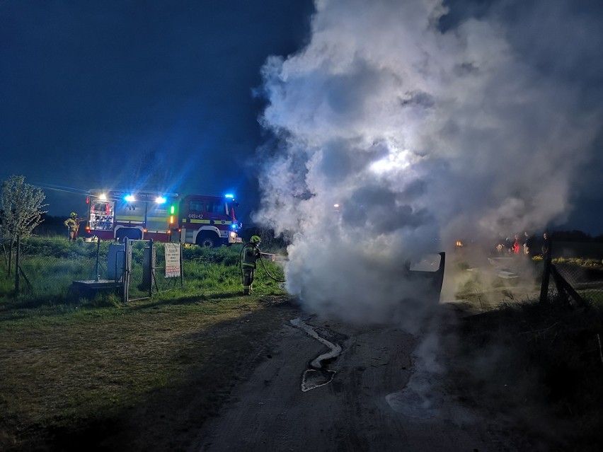 Jagodne Małe. Pożar wybuchł w środku nocy. Auto doszczętnie spłonęło