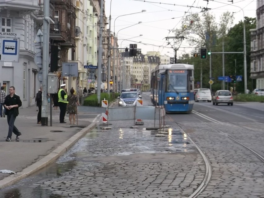 Wrocław: Pękła rura wodociągowa na pl. Staszica. Woda wylała się na ulicę (ZDJĘCIA)