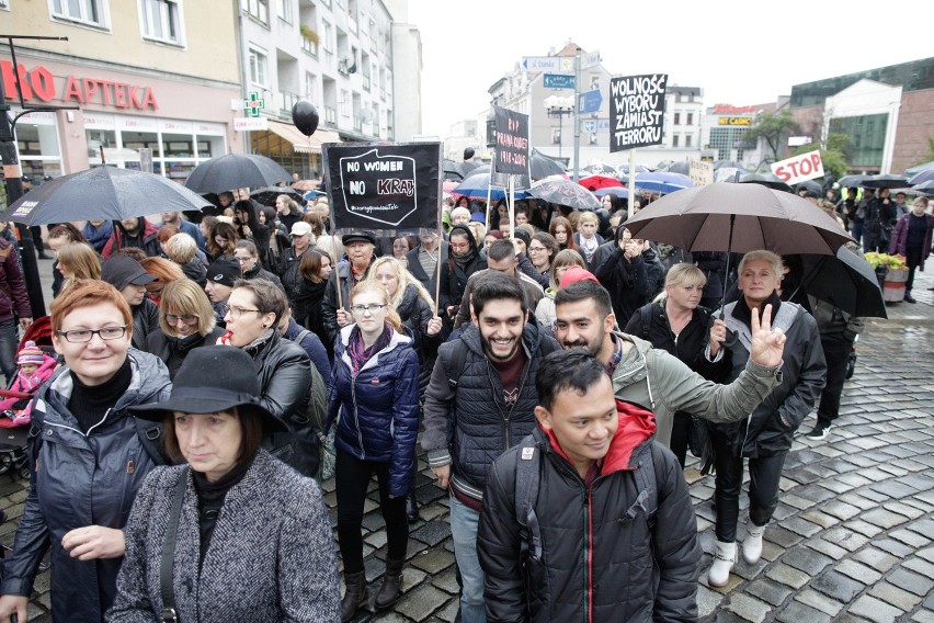 #czarnyprotest w Opolu. Ulicami miasta przeszło około dwóch...