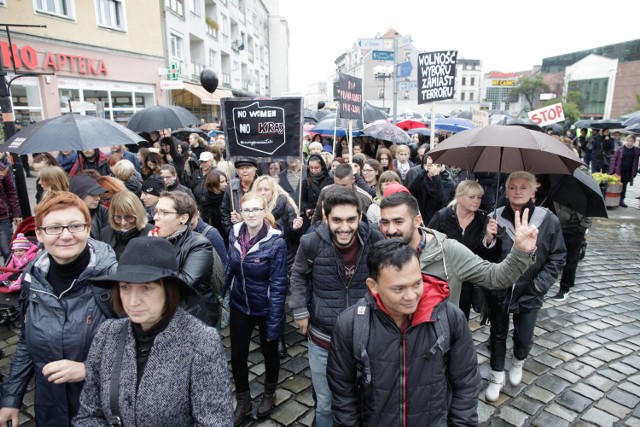 #czarnyprotest w Opolu. Ulicami miasta przeszło około dwóch tysięcy osób.