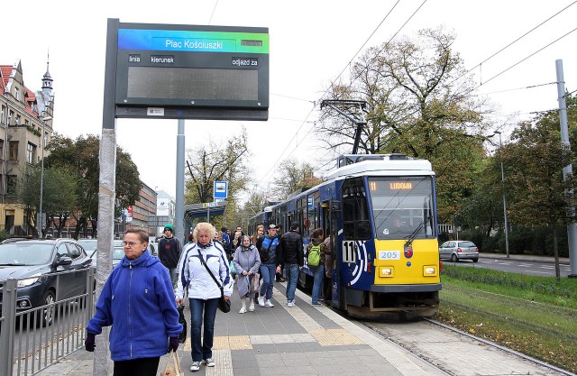 Jedna z tablic dynamicznej informacji pasażerskiej stanęła już przy placu Kościuszki.