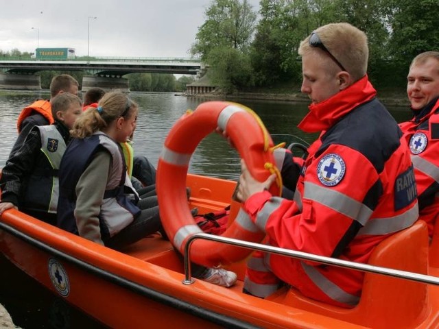 Przy przystani żeglarskiej Delfin w Kostrzynie zaroiło się od żaglówek i kajaków. Swoją siedzibę ma tu także WOPR. Przy okazji imprez organizuje darmowe wycieczki po rzece.