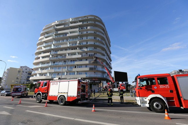 W niedzielę o godz. 15.24 podlascy strażacy otrzymali informację o pożarze w bloku przy ul. Krętej 2 w Białymstoku. Sprawa wyglądała poważnie. Z balkonu na trzecim piętrze wydobywały się kłęby dymu.