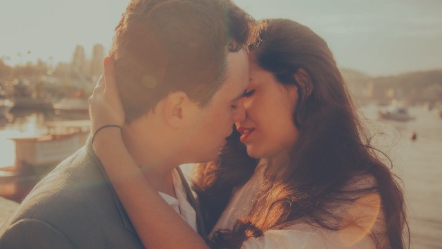 Poznajcie fakty na temat pocałunków. Nie będziecie żałować, gdy pozałujecie ukochaną osobę. Zobaczcie na kolejnych planszach, dlaczego warto się intensywnie całować.