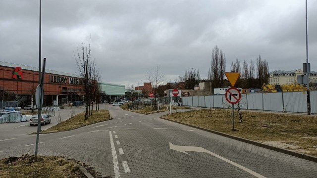 Jadące z Żubardzia autobusy linii 87 A i B skręcą w ul. Karskiego i przez parking przy Leroy Merlin wrócą na Ogrodową, omijając zamknięty odcinek tej ulicy.