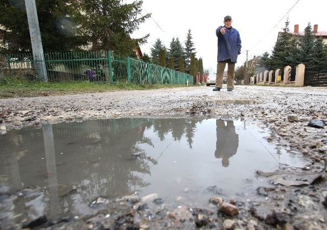 Jan Stępioł z ulicy Łanowej nie może sie nadziwić, że miasto taknaprawiło drogę, że  po 2 tygodnach wygląda jeszcze gorzej. Więcej