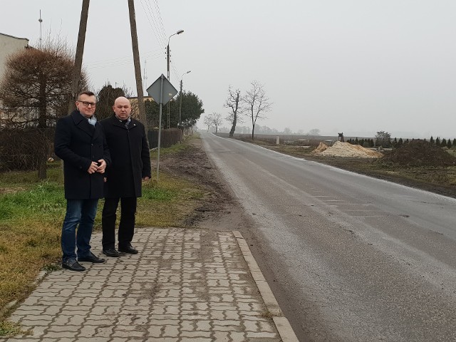 Radni Marcin Wroński i Maciej Basiński zainteresowali się problemem braku chodnika i ścieżki rowerowej wzdłuż ulicy Szymborskiej, na odcinku od osiedla Bajka do Szymborza.