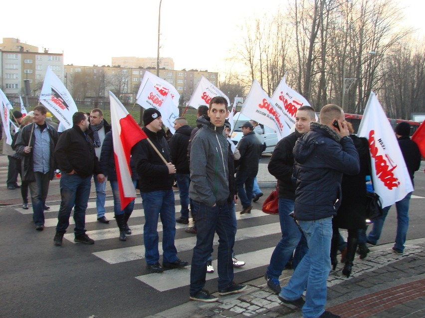 Strajk na Śląsku: Górnicy blokowali drogę w Mysłowicach. Tłumów jednak nie było [ZDJĘCIA]