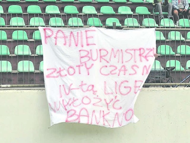 Kibice Darzboru wieszają transparent na meczu z Iskrą Białogard apelując do burmistrza o pomoc finansową. 