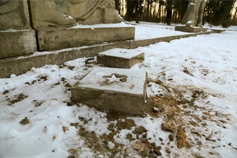 Cmentarz Wojenny Żołnierzy Armii Czerwonej. Zniszczone nagrobki (zdjęcia, wideo)