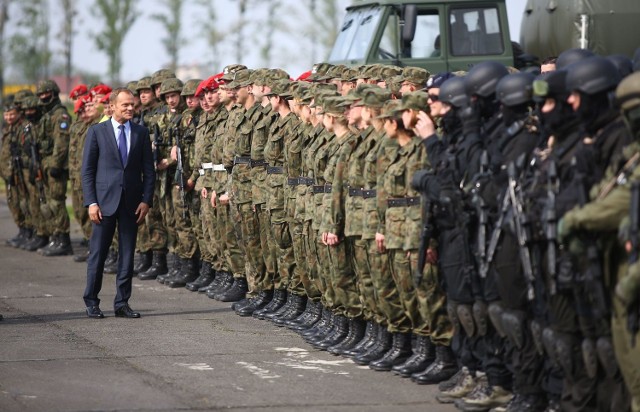 Premier Donald Tusk na manewrach służb mundurowych