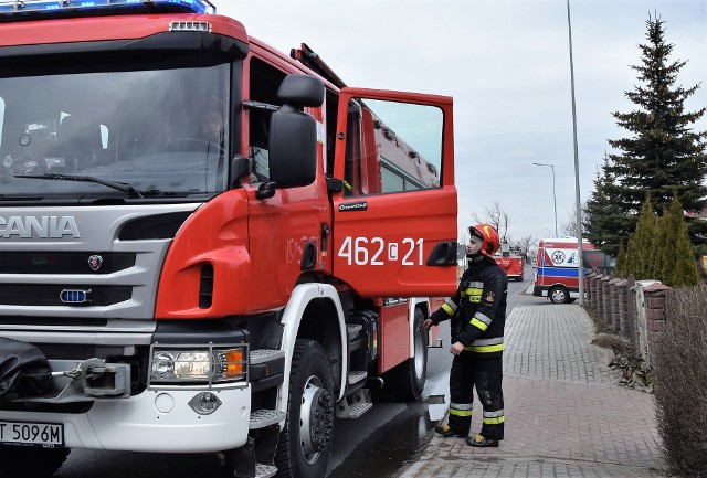 Na miejscu zdarzenia działało kilka zastępów państwowej i ochotniczej straży pożarnej, pogotowie ratunkowe i policja